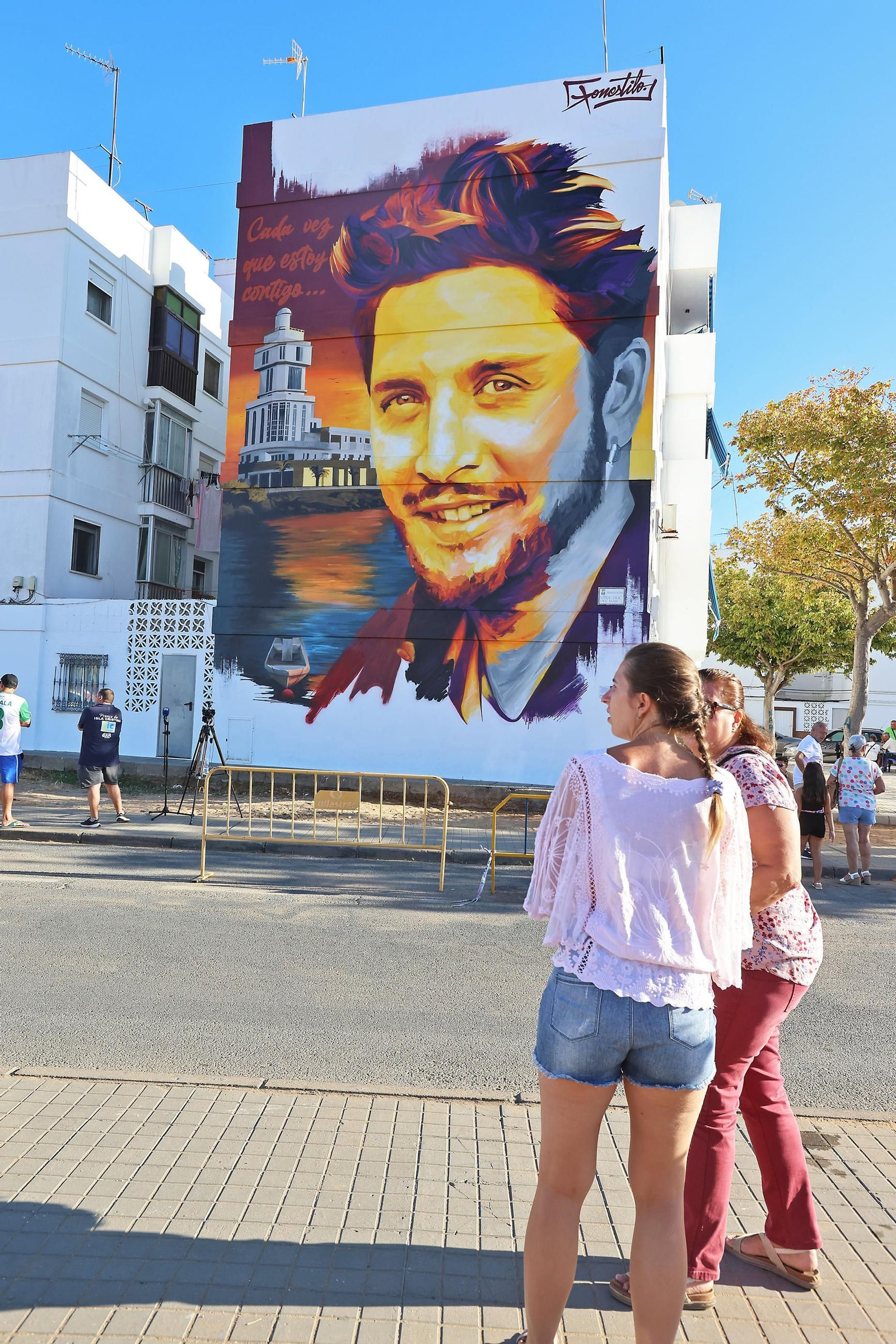 Imágenes de la inauguración del mural homenaje a Manuel Carrasco en Isla Cristina