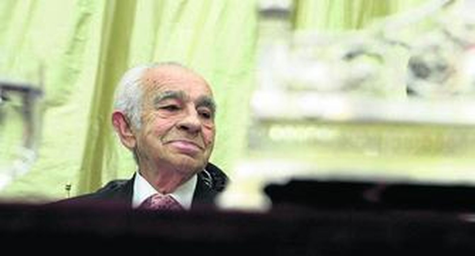 Manolo Garrido sonríe mientras escucha la presentación de Miguel Ángel Pérez de los Santos, en el Ateneo.