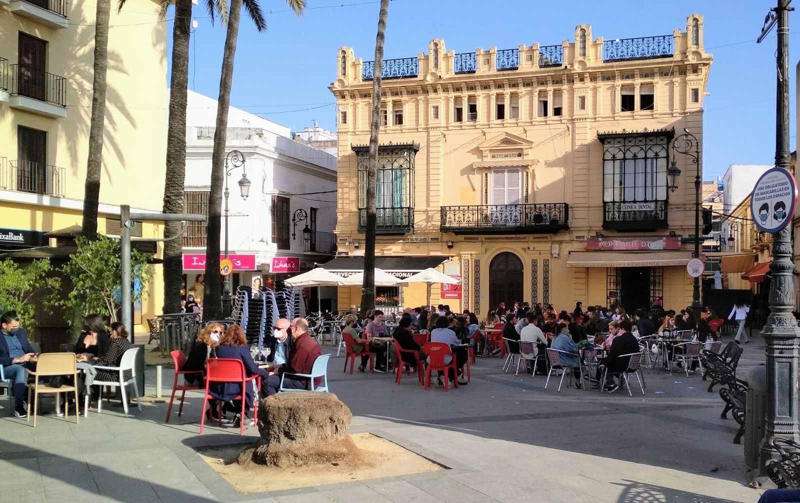 Imagen retrospectiva de la céntrica Plaza de los Cisnes de Sanlúcar con mesas y sillas de negocios del sector hostelero.