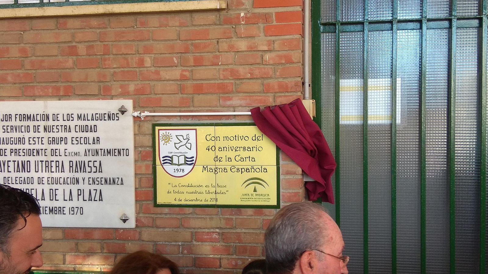 Placa que conmemora el 40 aniversario de la Constitución, en el centro.