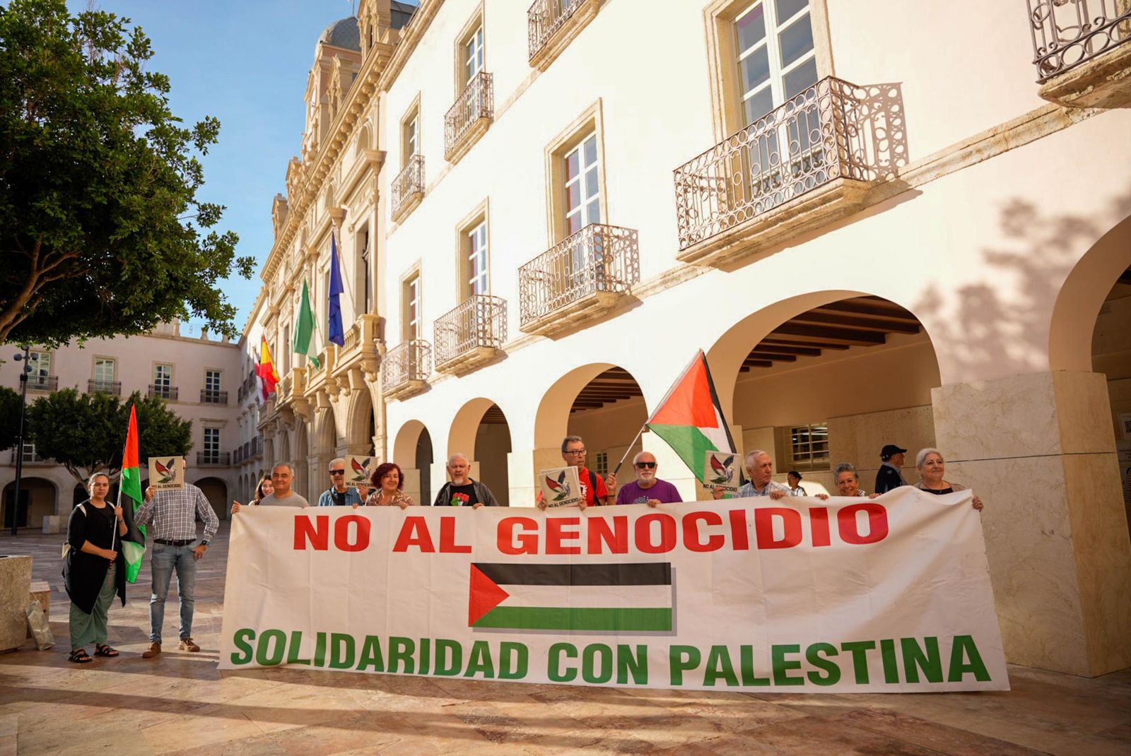 Los representantes de la Plataforma, que acudieron al Pleno, desplegaron esta pancarta en Plaza Vieja.