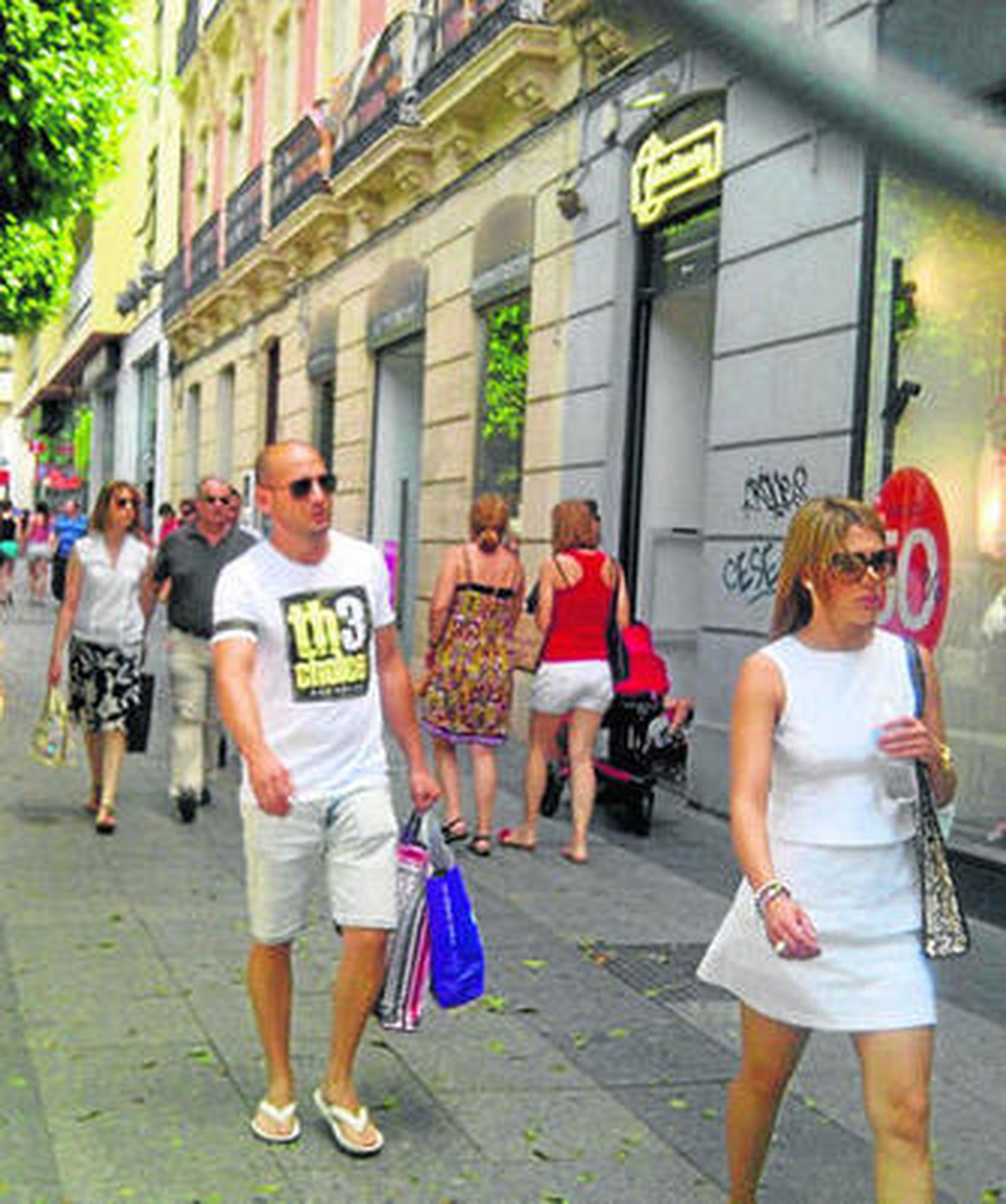 El Paseo de Almería ayer en uno de los primeros días de rebajas.
