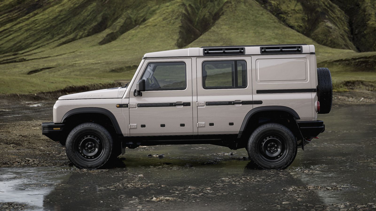 Los Grenadier Utility se distinguen de los Station Wagon por el panel de chapa lateral, aunque puede sustituirse, sin coste alguno para el cliente, por una ventanilla.
