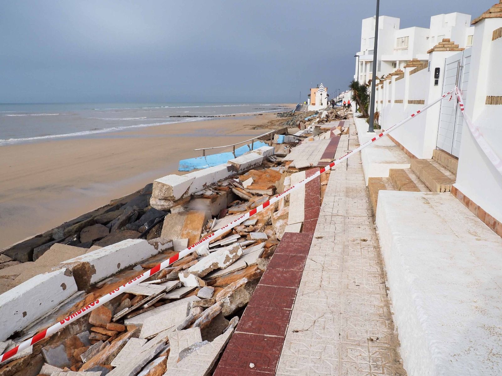 Las fotos de los destrozos del temporal en el paseo marítimo de Matalascañas