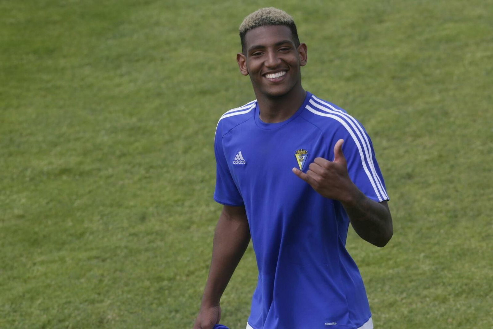 Seth Vega saluda durante una sesión con el filial en El Rosal.