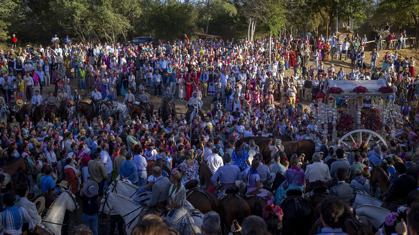 Una multitud acompaña a Triana a su paso por el Quema.