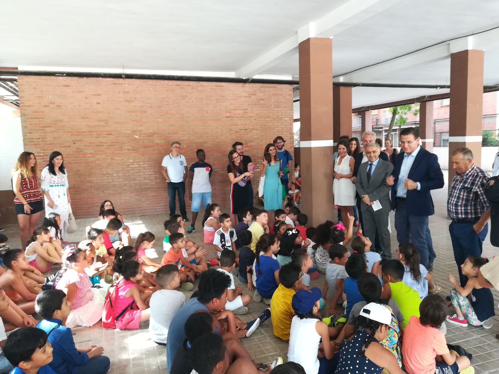 El alcalde, Luis Salvador, responde a las preguntas de los niños de la Escuela de verano