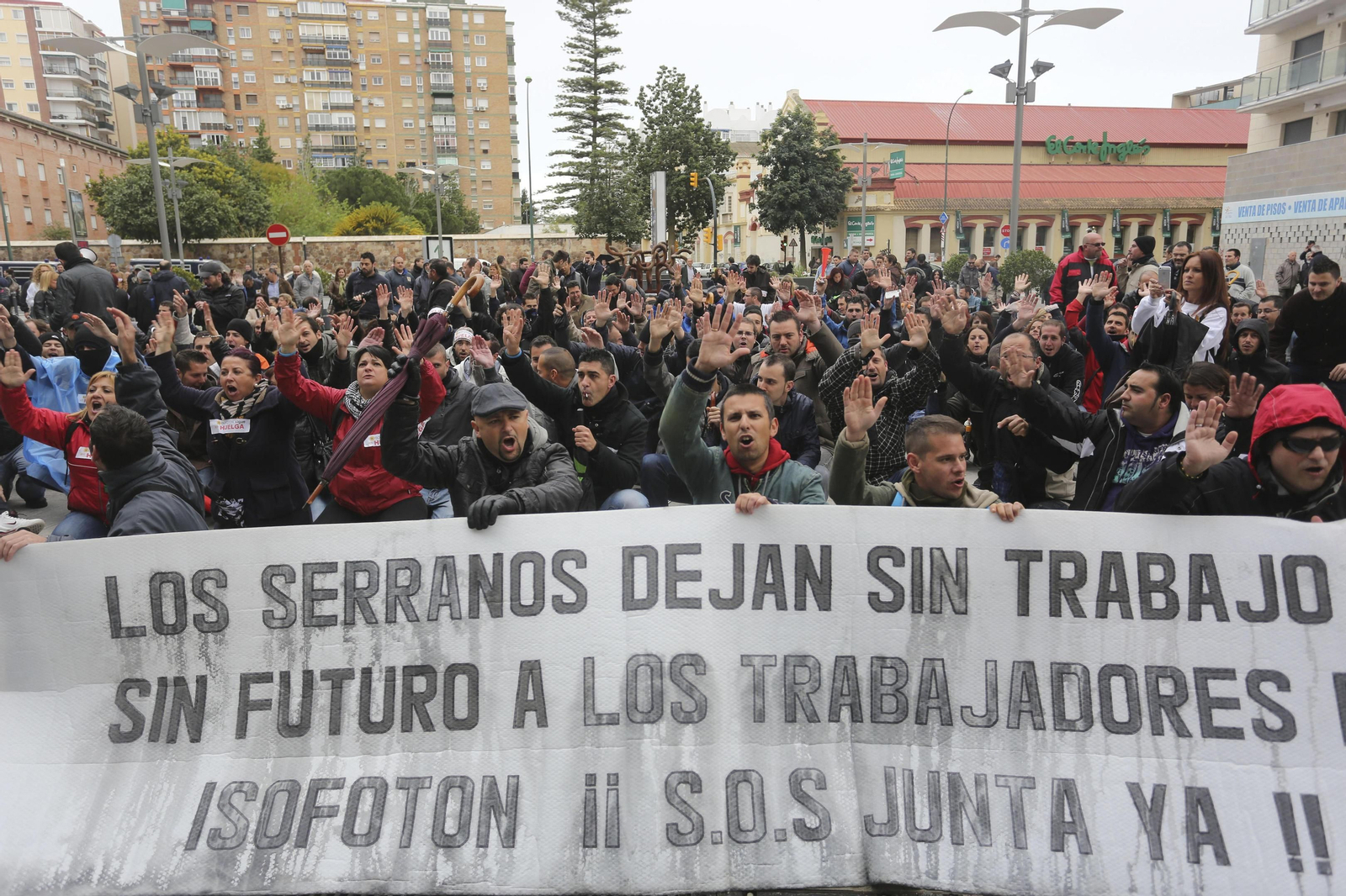 Una manifestación de los trabajadores de Isofotón pidiendo ayuda a la Junta de Andalucía, en marzo del año 2013. Una manifestación de los trabajadores de Isofotón pidiendo ayuda a la Junta de Andalucía, en marzo del año 2013.