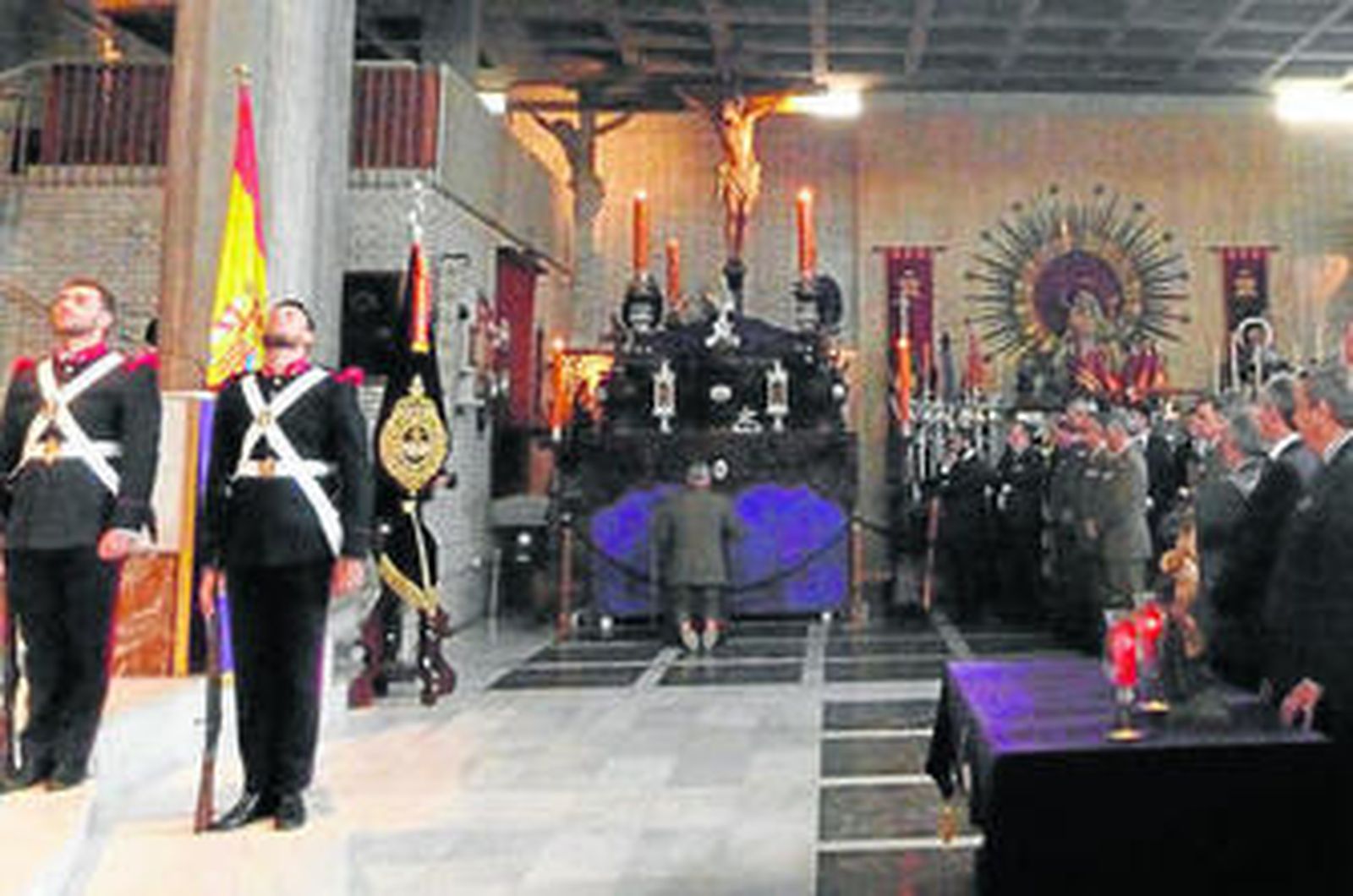 Ofrenda del Ejército llevada a cabo el pasado Martes Santo.