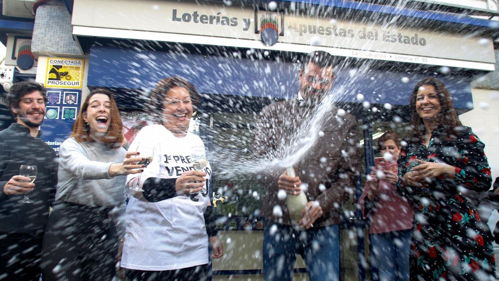 Celebración en la puerta de la administración de Numancia donde este año ha tocado el Gordo.