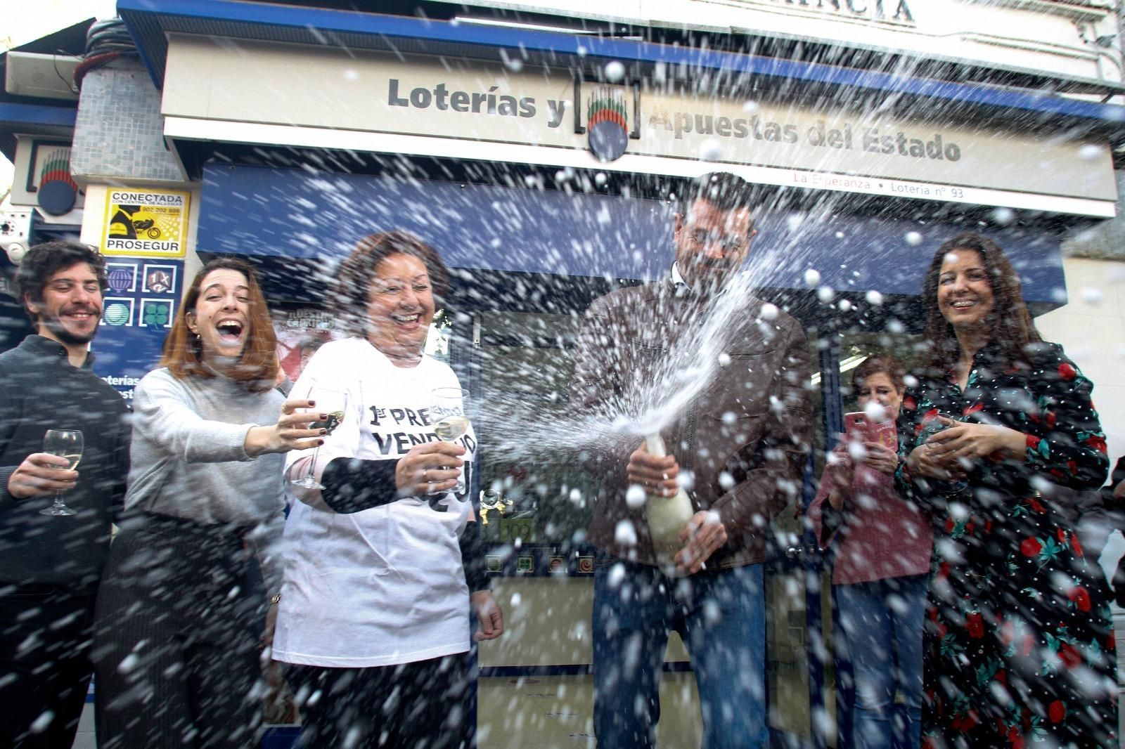 Celebración en la puerta de la administración de Numancia.