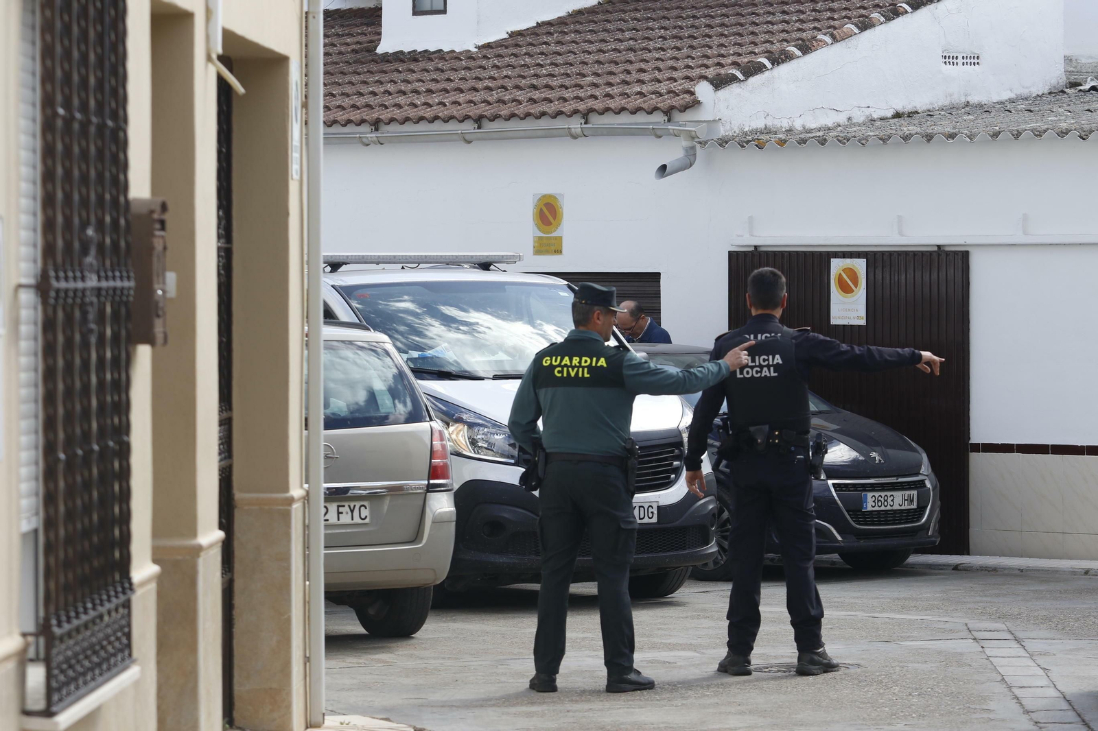 Unos agentes guían el furgón de la funeraria. Unos agentes guían el furgón de la funeraria.