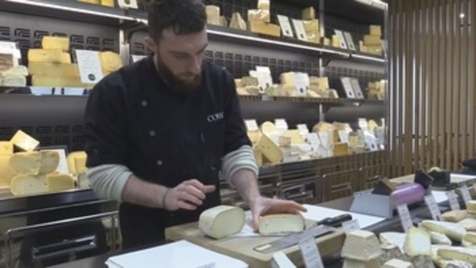 Alexandre Renault, quesero y propietario de COW, en París.