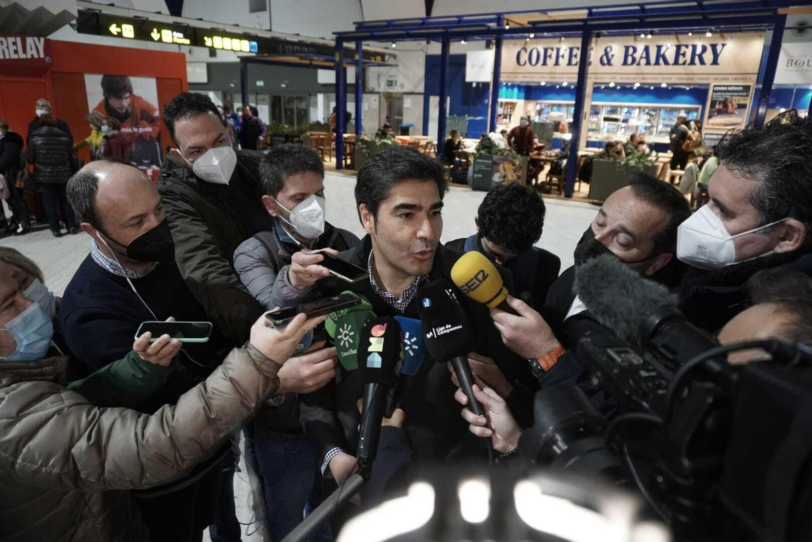 Haro atiende a los medios de comunicación en el Aeropuerto San Pablo.