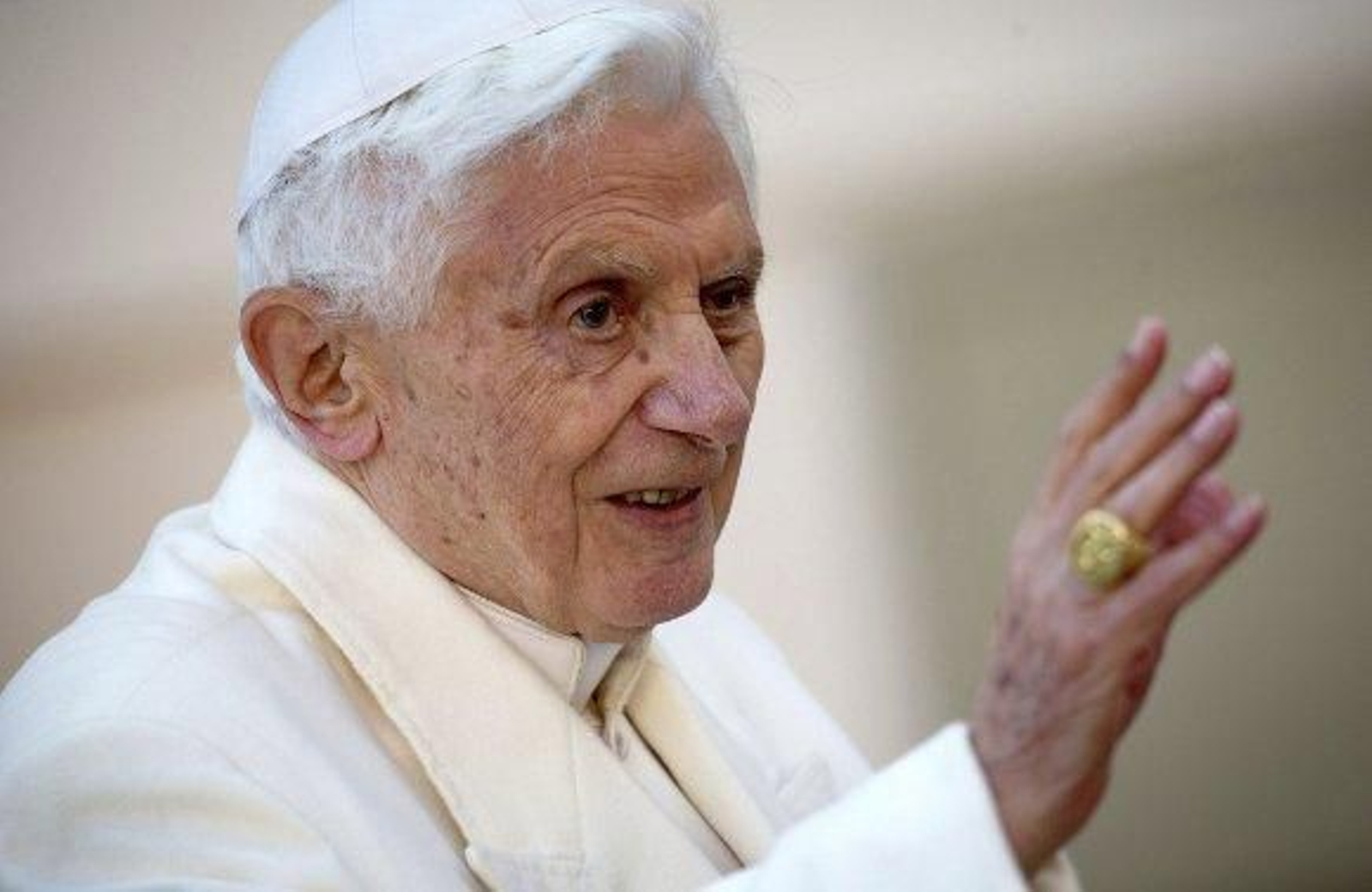 Benedicto XVI promete "respeto y obediencia" al futuro Papa