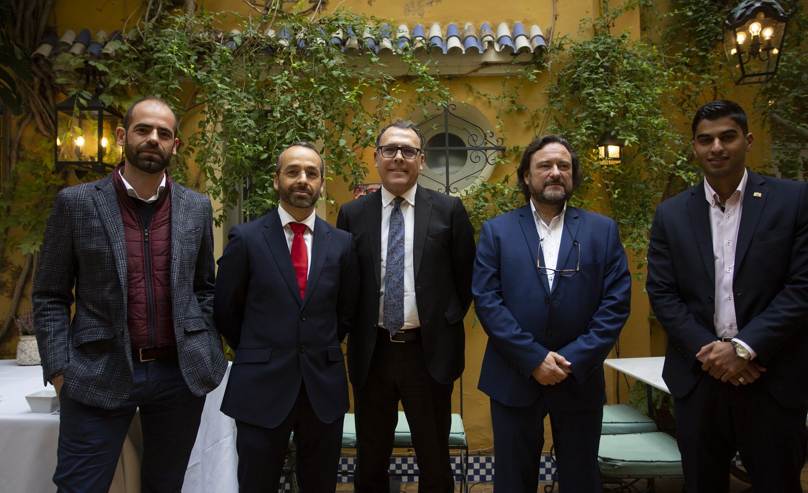 Miembros del equipo de gobierno del hotel en el restaurante Manolo León.