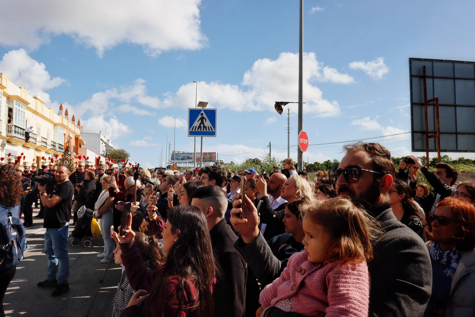 Imágenes de la salida del Amor en la Semana Santa de Chiclana 2025