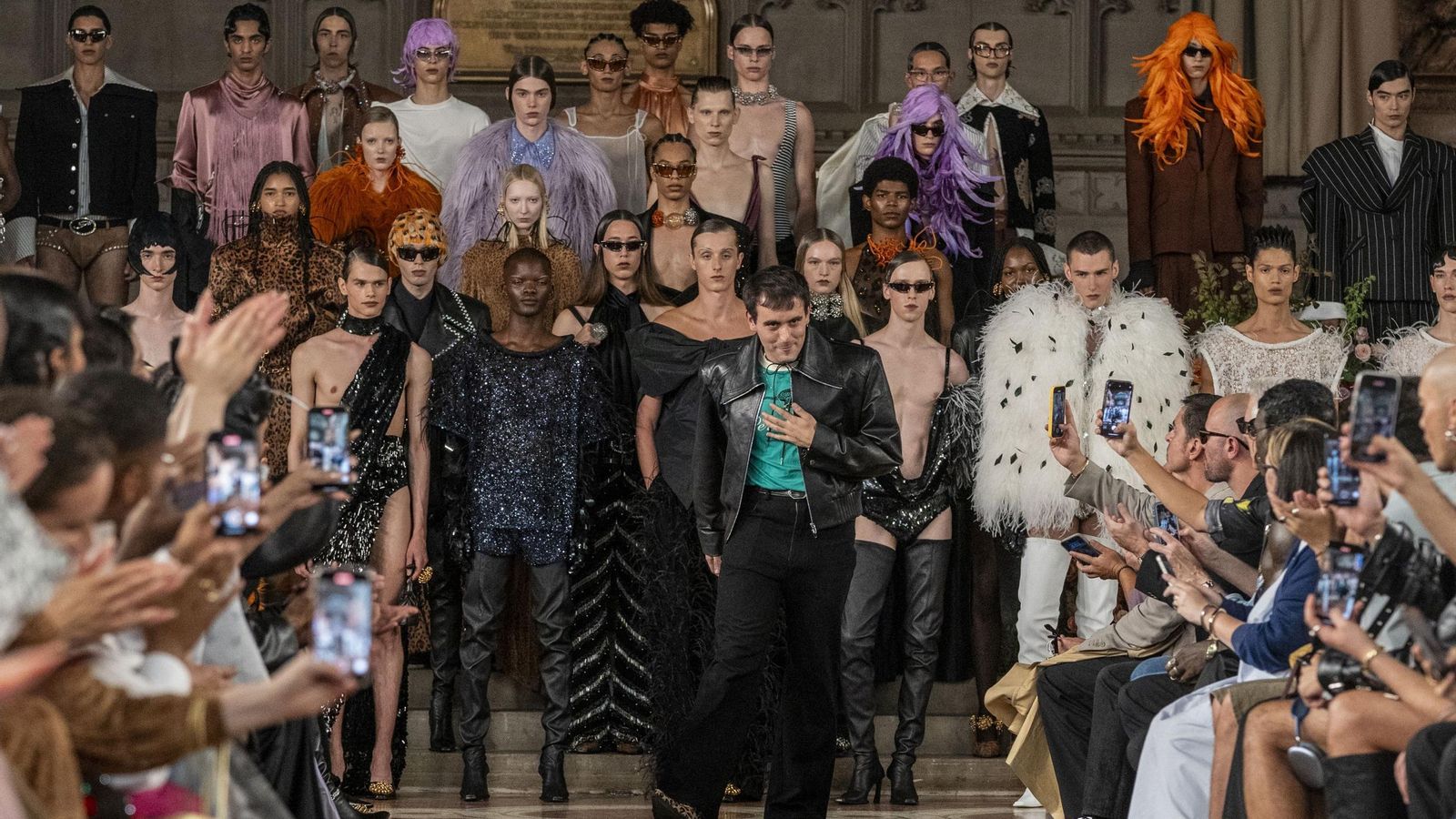 Alejandro Gómez Palomo sale a saludar tras el desfile.