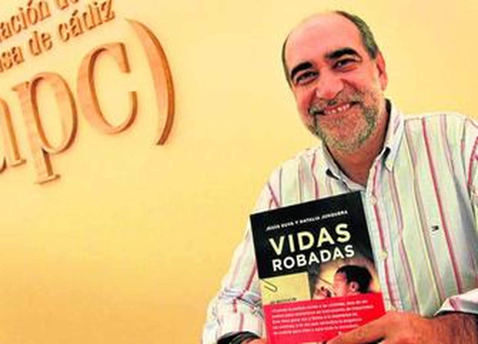 Jesús Duva, con uno de los ejemplares de 'Vidas robadas'.