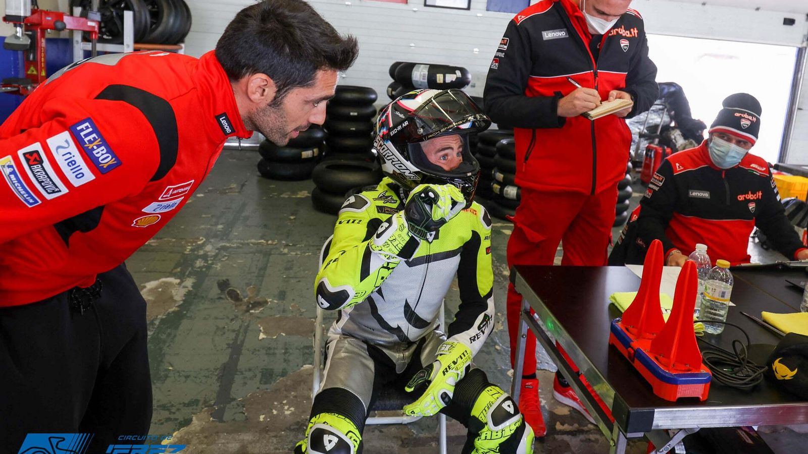 Bautista charla con sus mecánicos en el box del Circuito. Bautista charla con sus mecánicos en el box del Circuito.