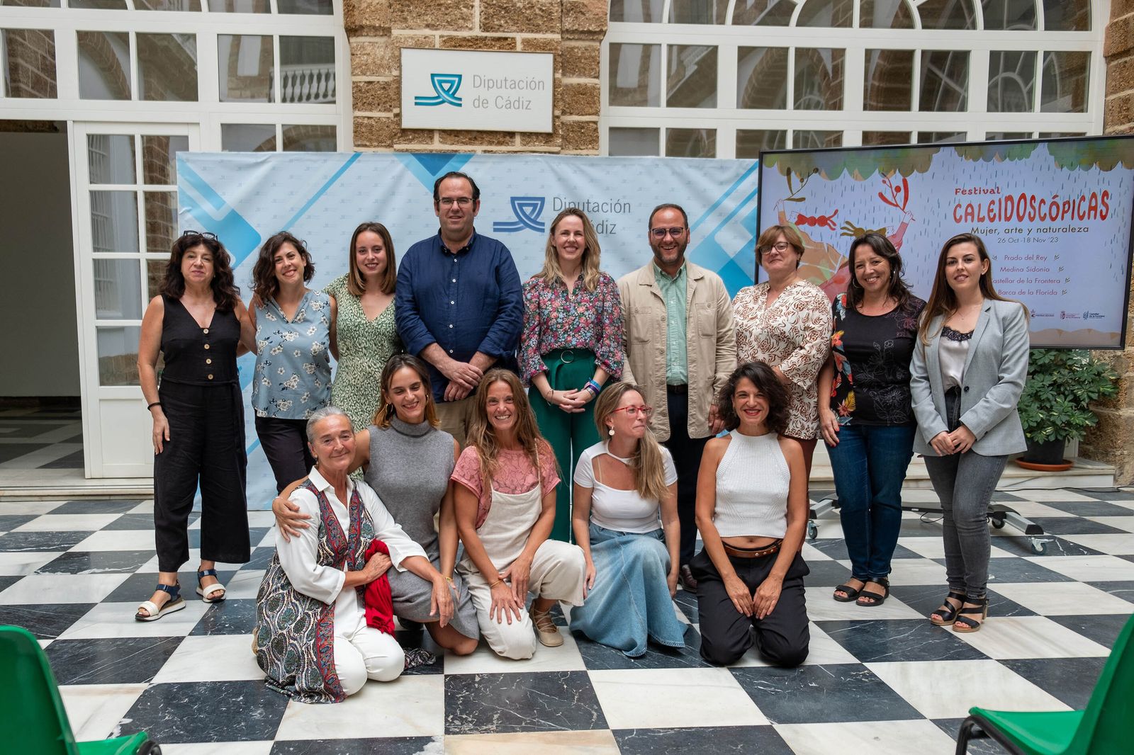 La diputada Vanesa Beltrán, representantes de las localidades y algunas de la participantes de Caleidoscópica.
