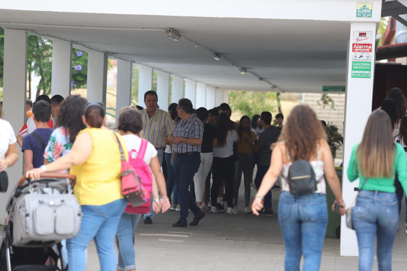 Estudiantes entrando al IES Fuentepiña.