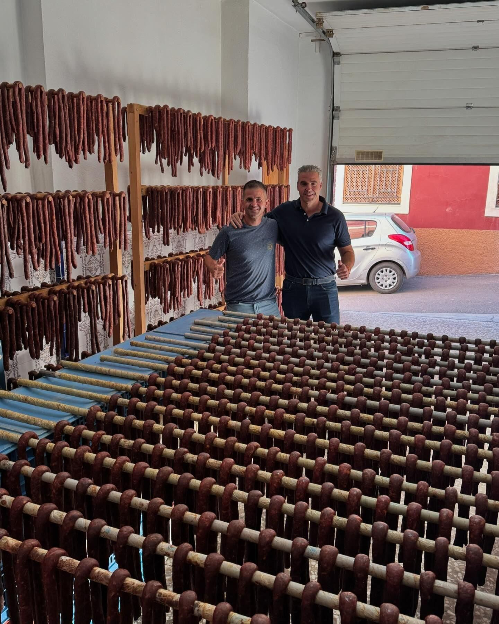 El alcalde de Viator, Manuel Flores, posa junto a las tiras de longaniza que se preparan ya para el sábado.