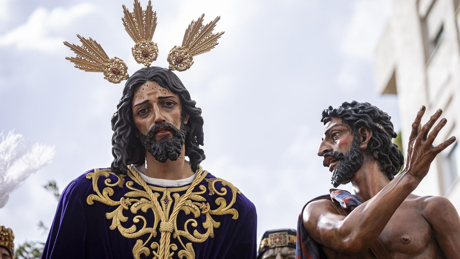 En imágenes,  El Prendimiento de San Fernando tuvo que volverse a su templo entre lágrimas y lluvia