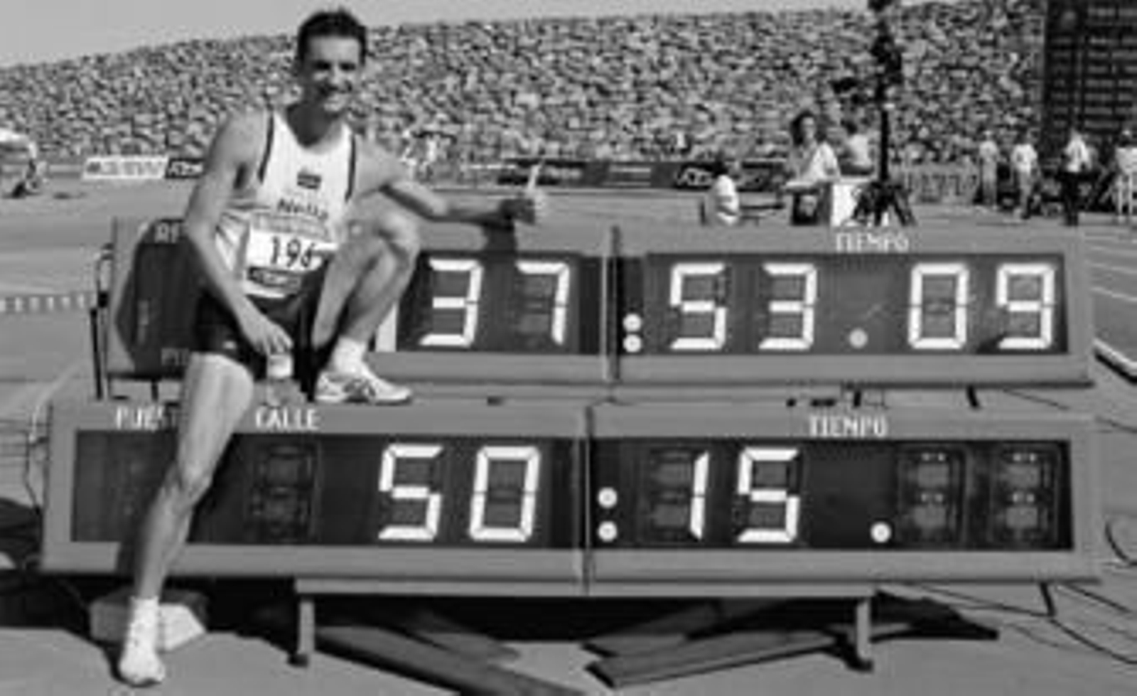 El granadino Paquillo Fernández, feliz tras lograr la nueva plusmarca mundial de los 10 kilómetros marcha.