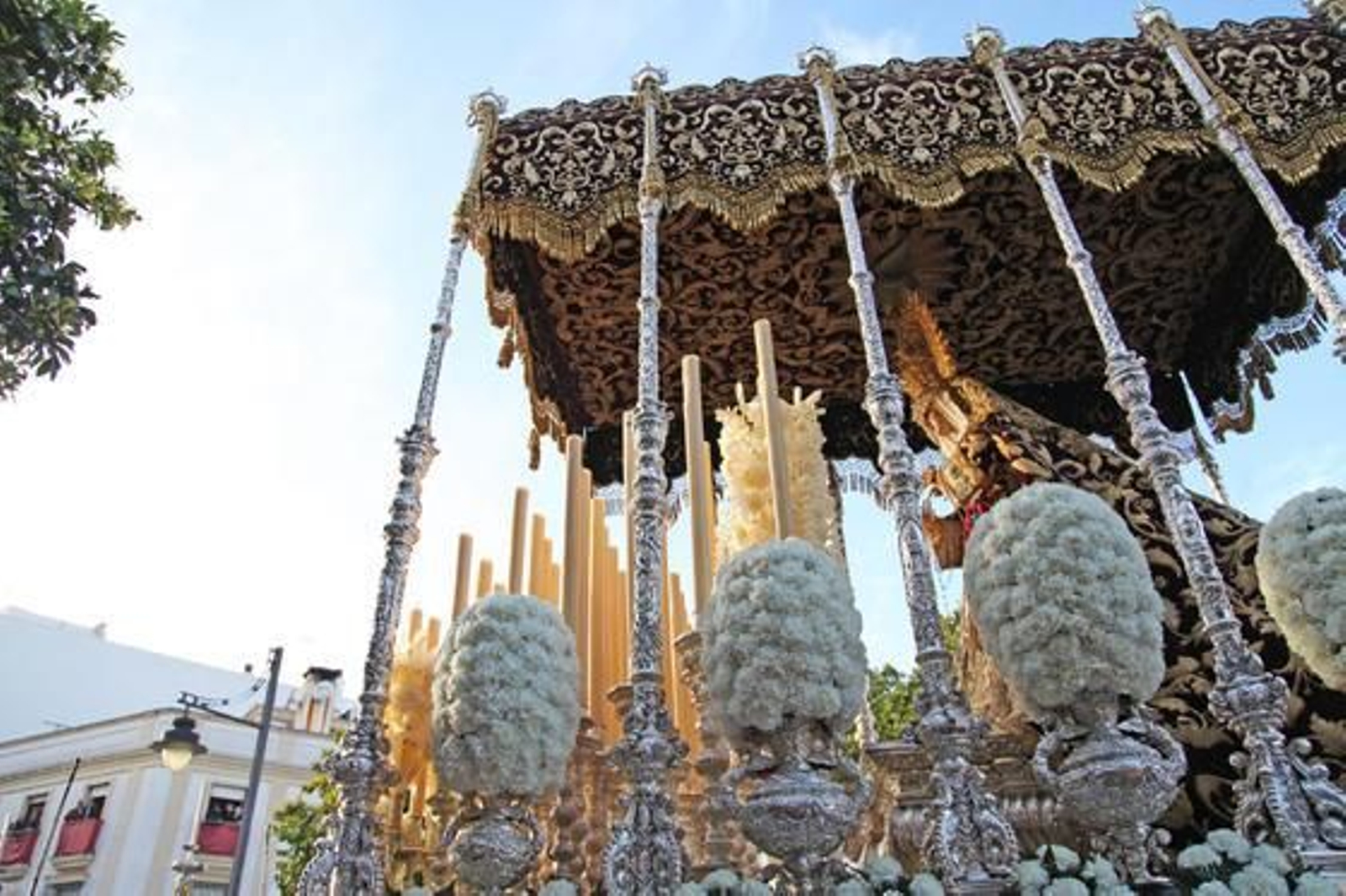 El palio de la Virgen de la Paz en su Mayor Aflicción lució piñas de claveles blancos al estilo más clásico.

Foto: Vanesa Lobo