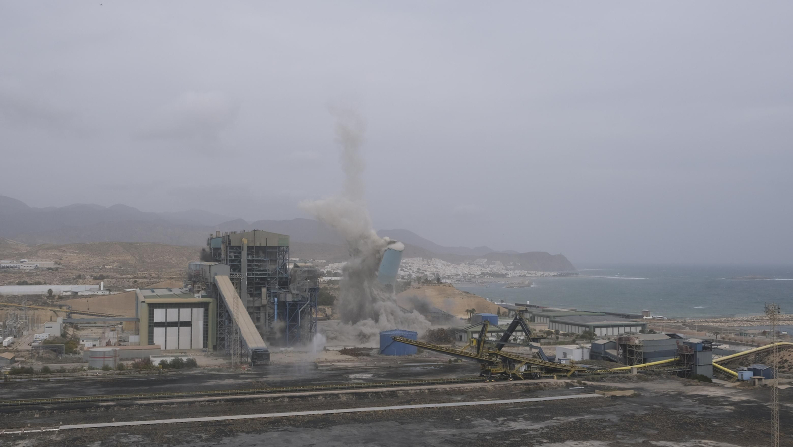 El derribo de la Torre Litoral de Endesa en Carboneras, en imágenes
