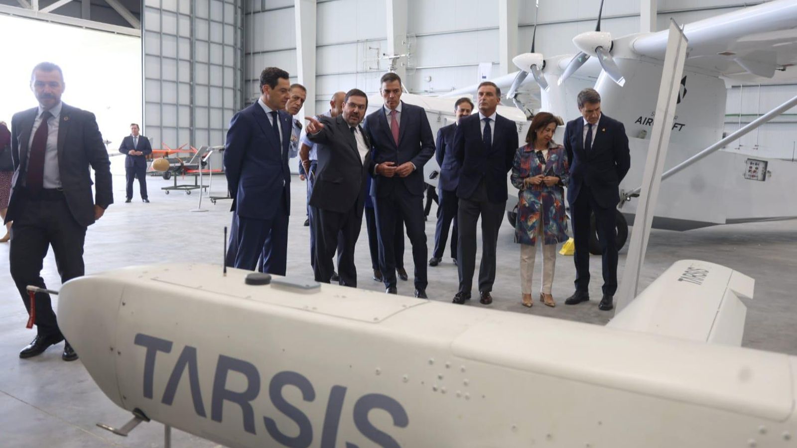 Pedro Sánchez y Juama Moreno escuchan las explicaciones sobre la exposición de vehículos aéreos no tripulados en las instalaciones del CEUS. Pedro Sánchez y Juama Moreno escuchan las explicaciones sobre la exposición de vehículos aéreos no tripulados en las instalaciones del CEUS.