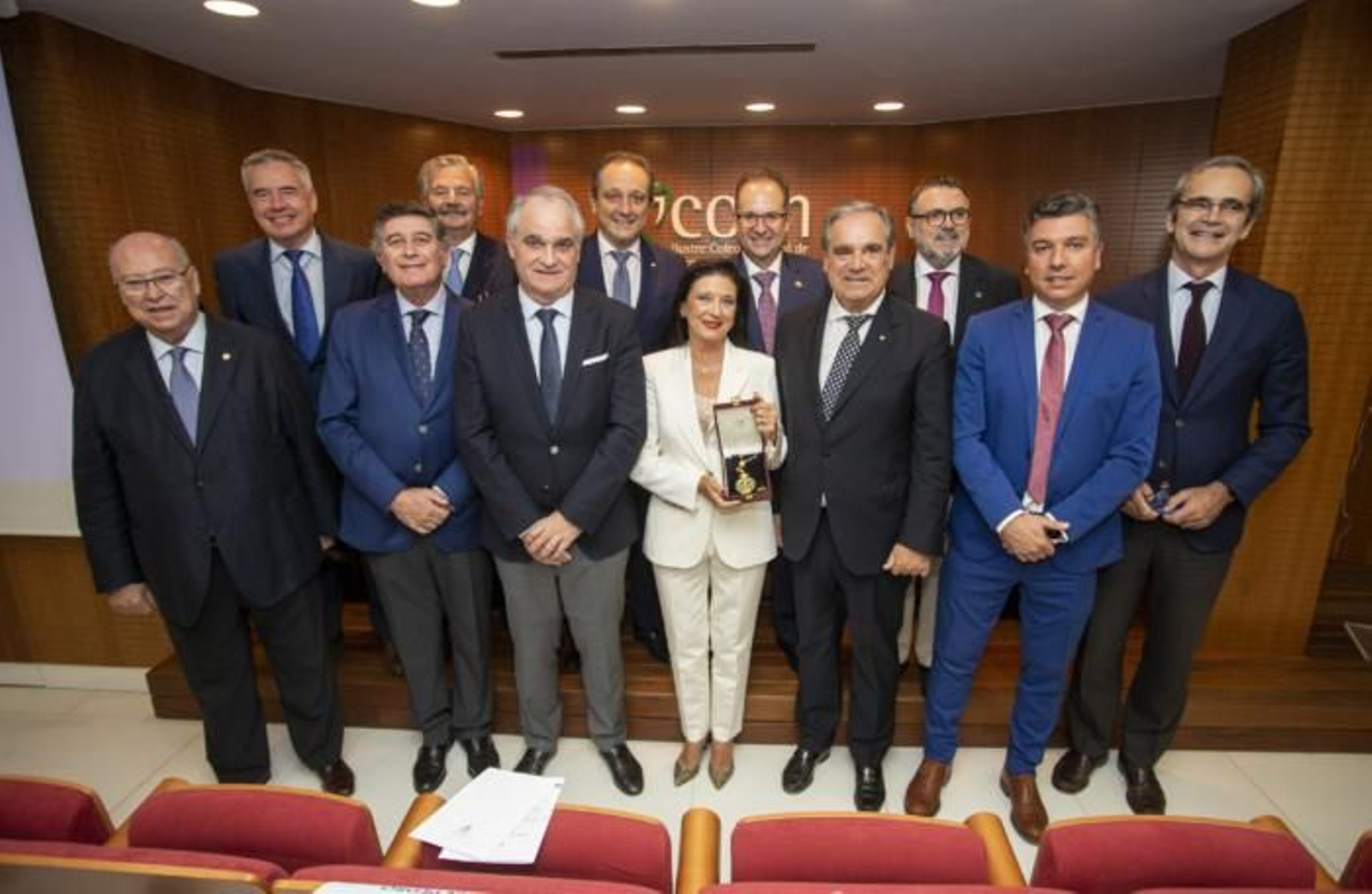 Los integrantes del Comité Ejecutivo del Consejo Andaluz de Colegios Oficiales de Farmacéuticos (CACOF) junto a Mª Dolores de la Villa, viuda de Francisco Peinado, que aparece flanqueada por el presidente del Consejo General de Colegios Oficiales de Farmacéuticos (derecha) y Antonio Mingorance, presidente del CACOF.