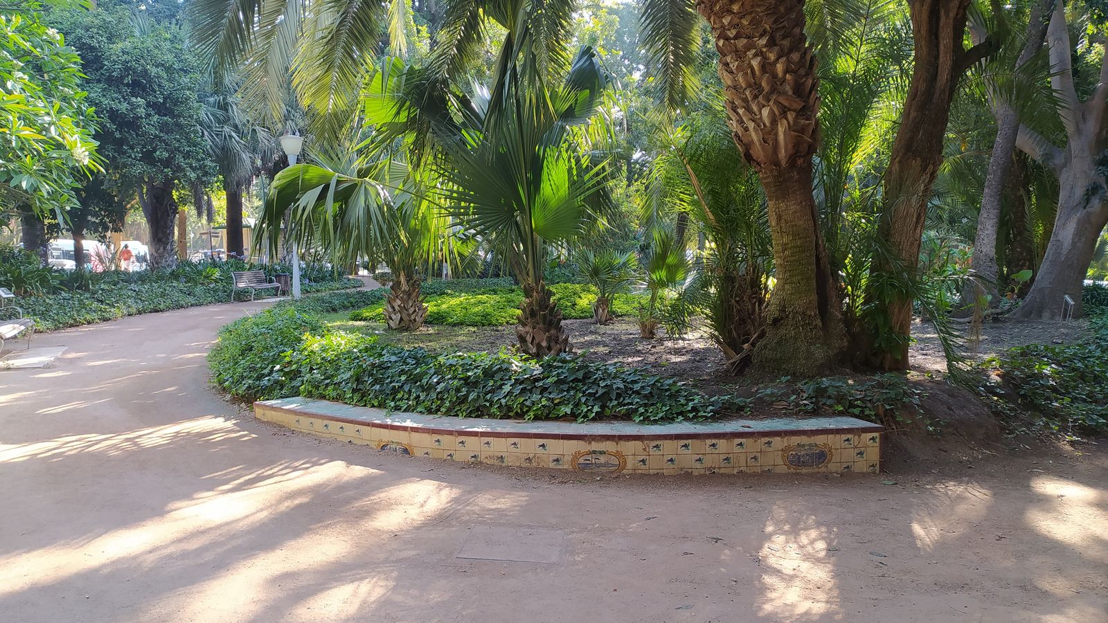 Los bancos de 1997 del Parque de Málaga enterrados en el pavimento