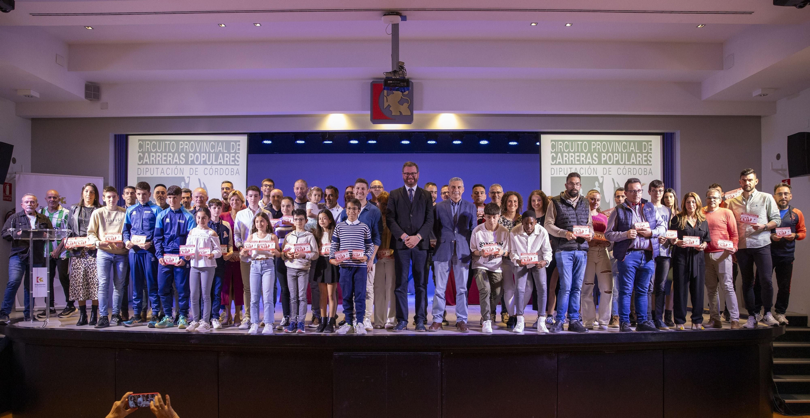 Foto de familia con todos los premiados en el Circuito Provincial de Carreras Populares.