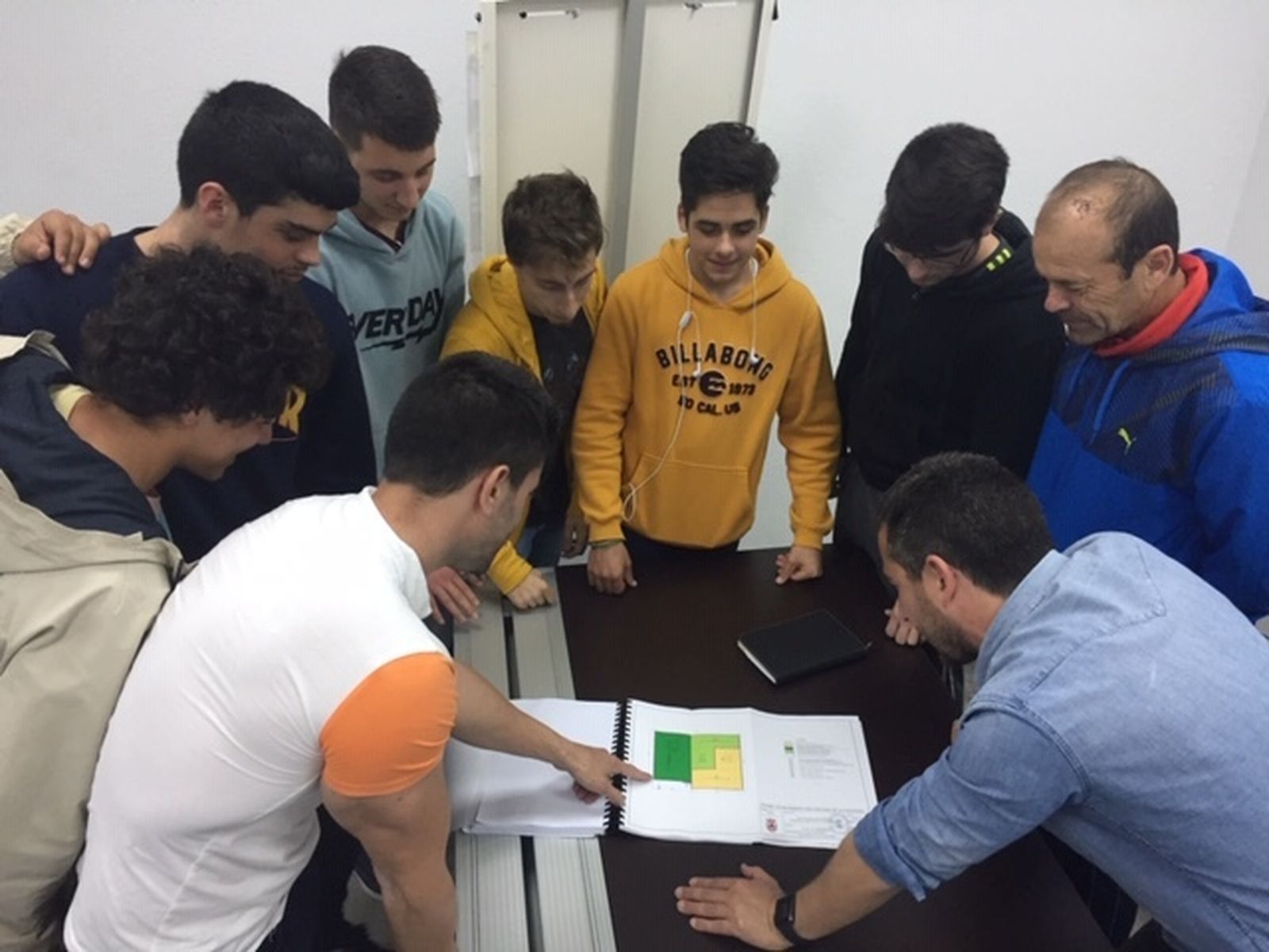 Un grupo de jóvenes observan el proyecto municipal.