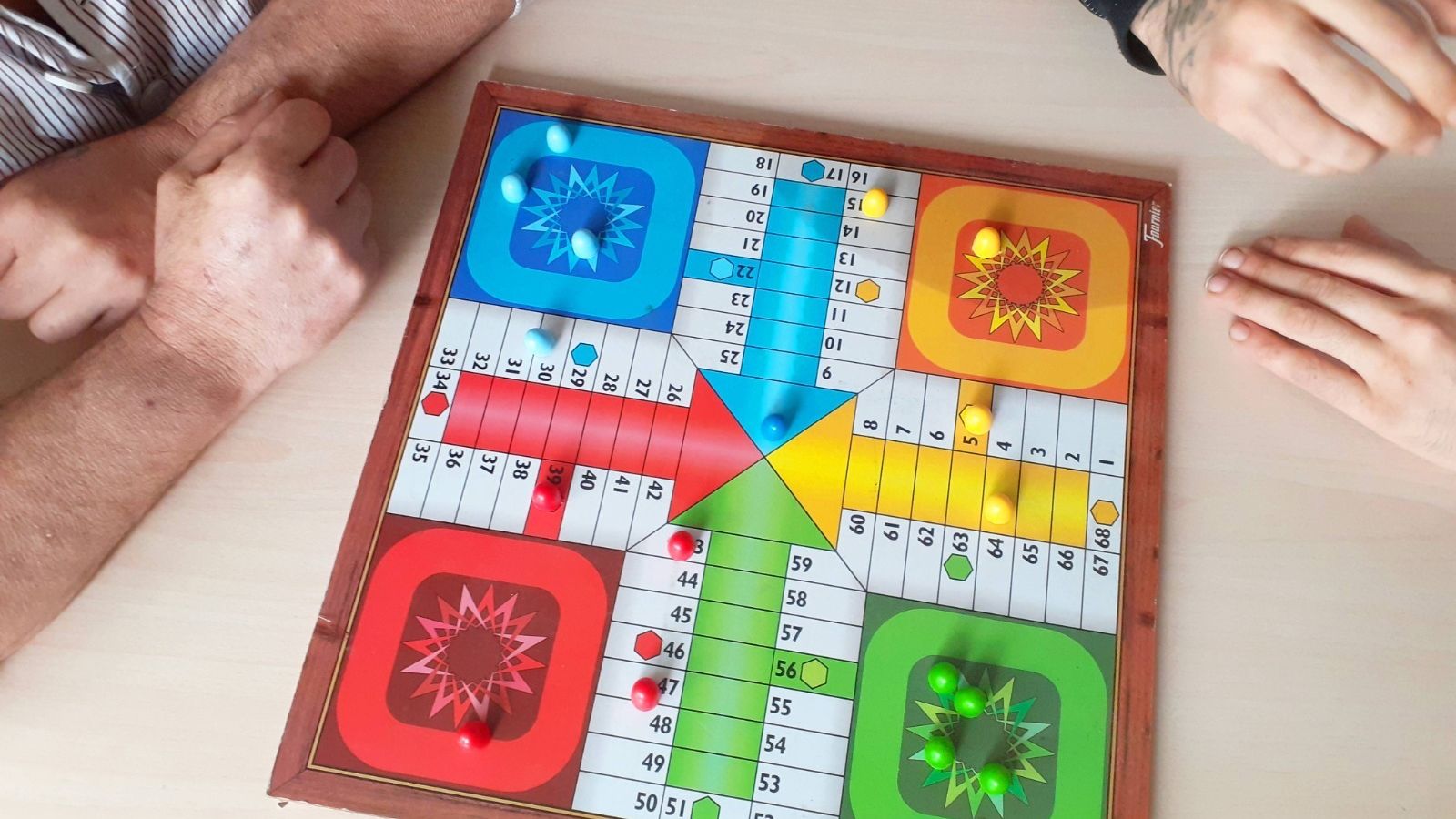 Los pacientes en la zona de juegos, dentro de la terapia.