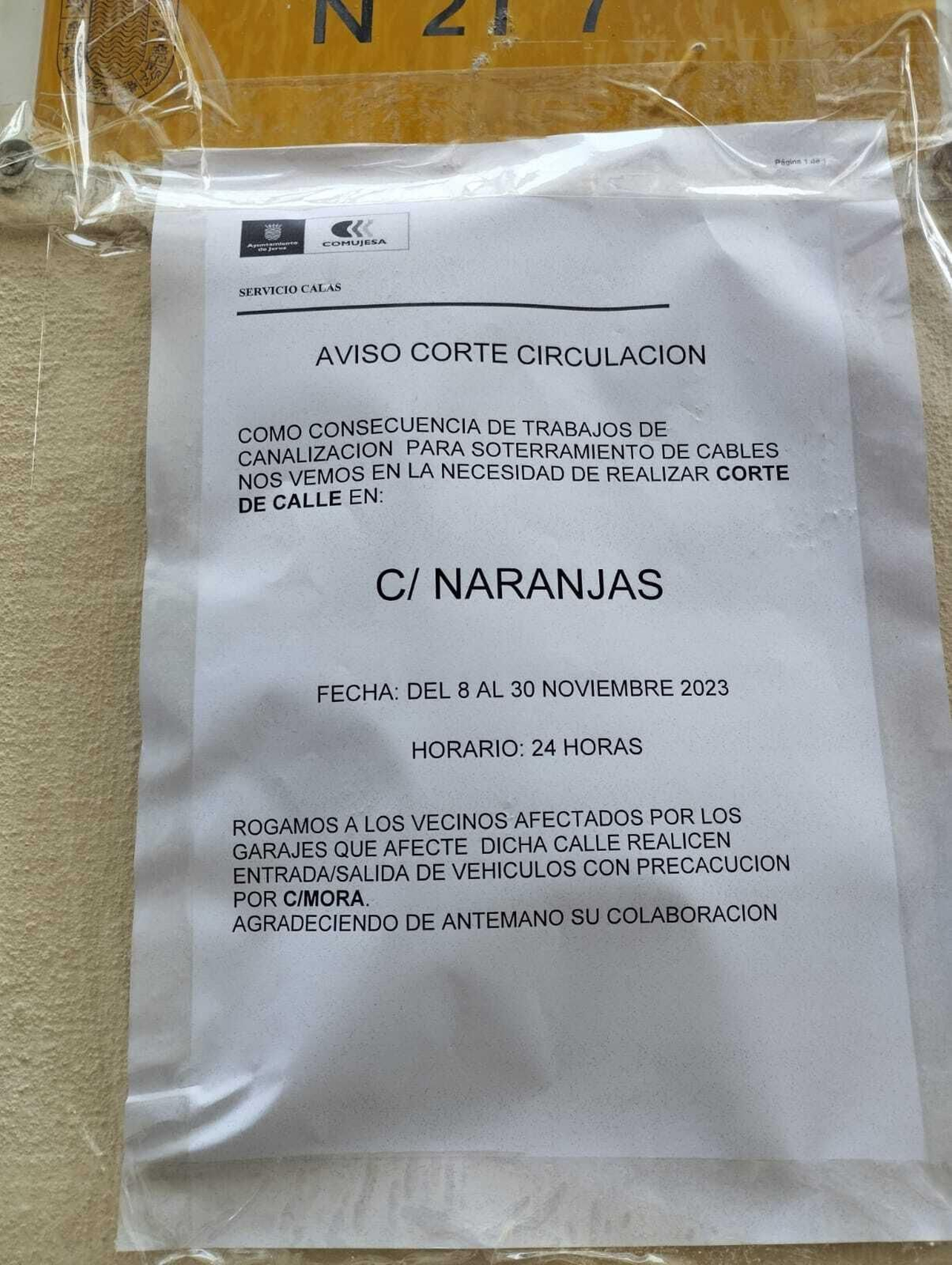 Nota informativa en fachadas de casas de la calle Naranjas. Nota informativa en fachadas de casas de la calle Naranjas.