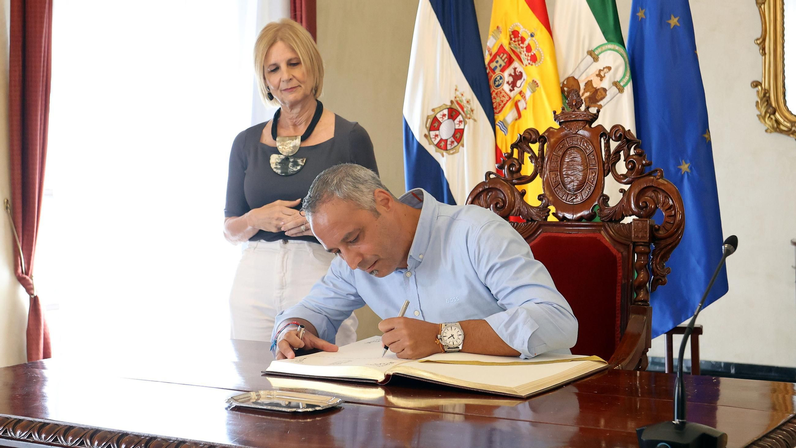 Antonio Vadillo firma en el Libro de Honor de Jerez