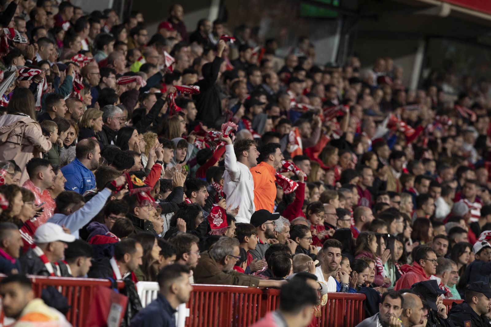 Encuéntrate en la grada en el Granada-Leganés