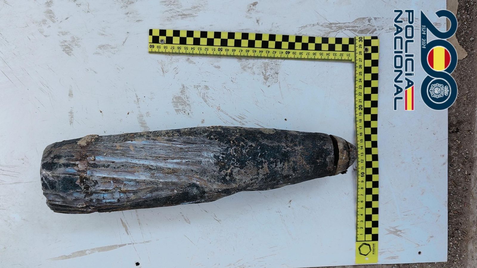 Aparece un proyectil ruso de la Guerra Civil frente a un centro comercial en Córdoba