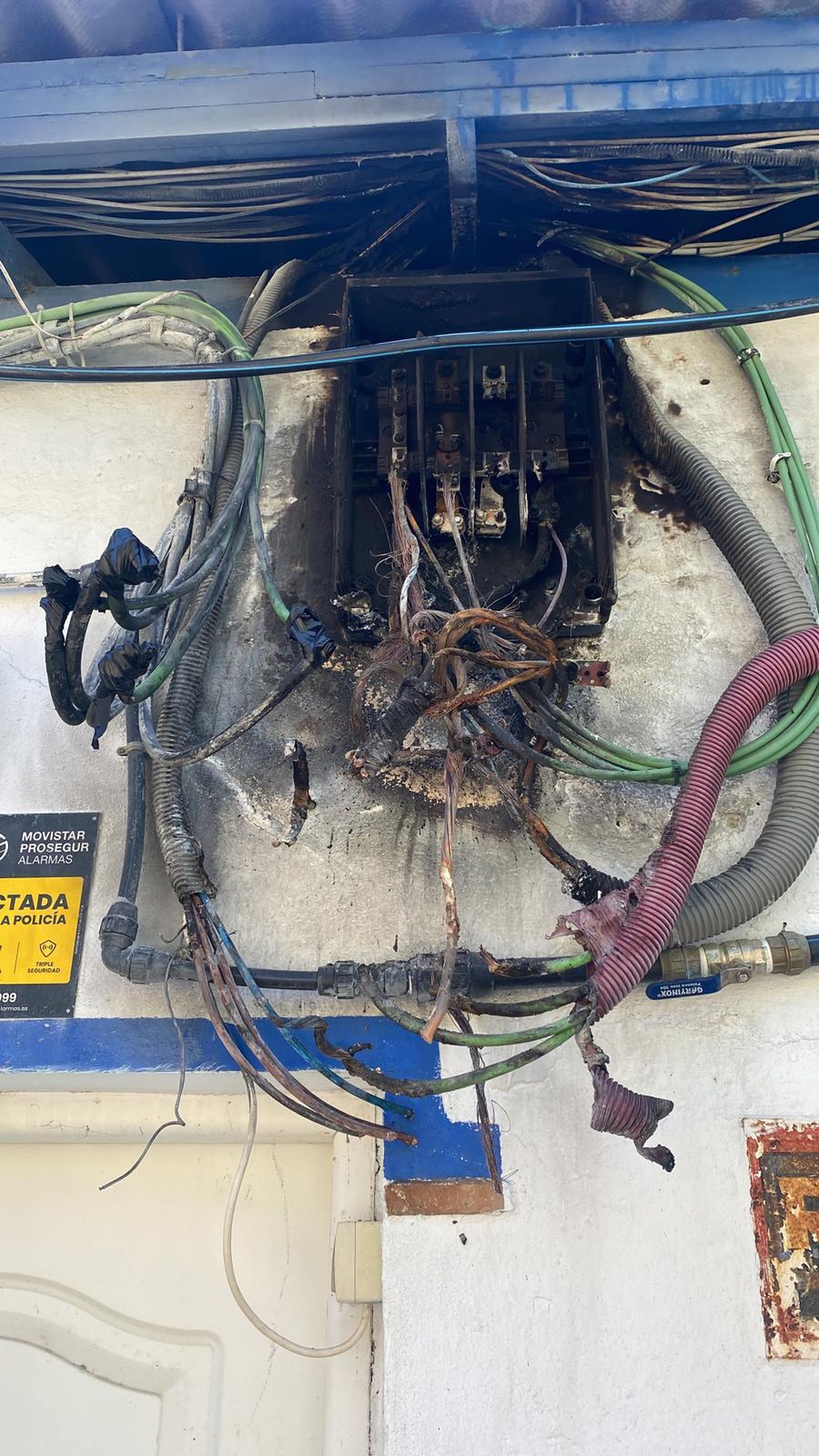 El estado del cableado afectado por el cortocircuito en El Balneario.