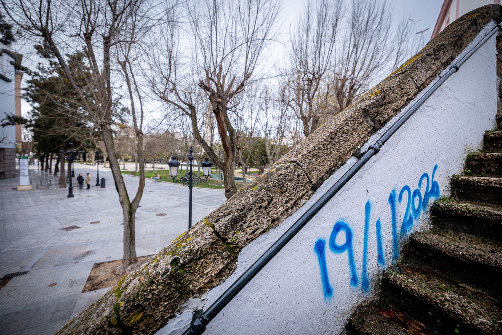 Las imágenes del mal estado de la Plaza de España en Cádiz