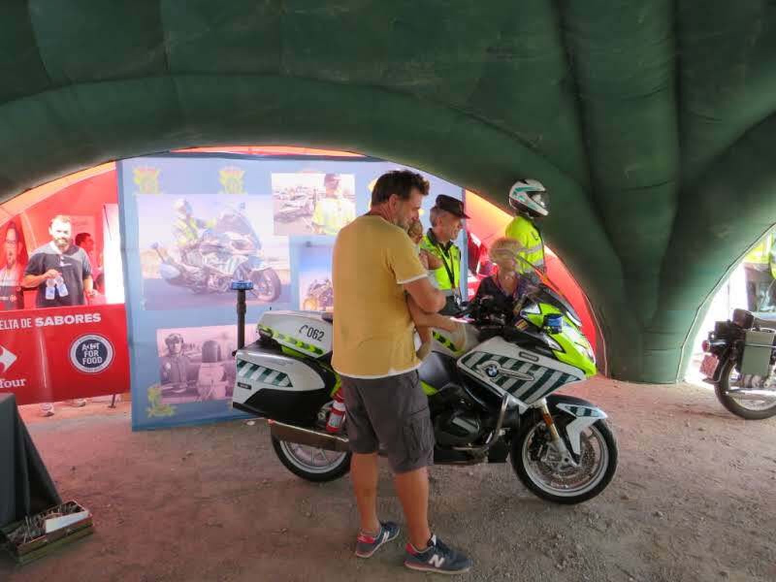 Garantes de la seguridad de los ciclistas de la Vuelta a España