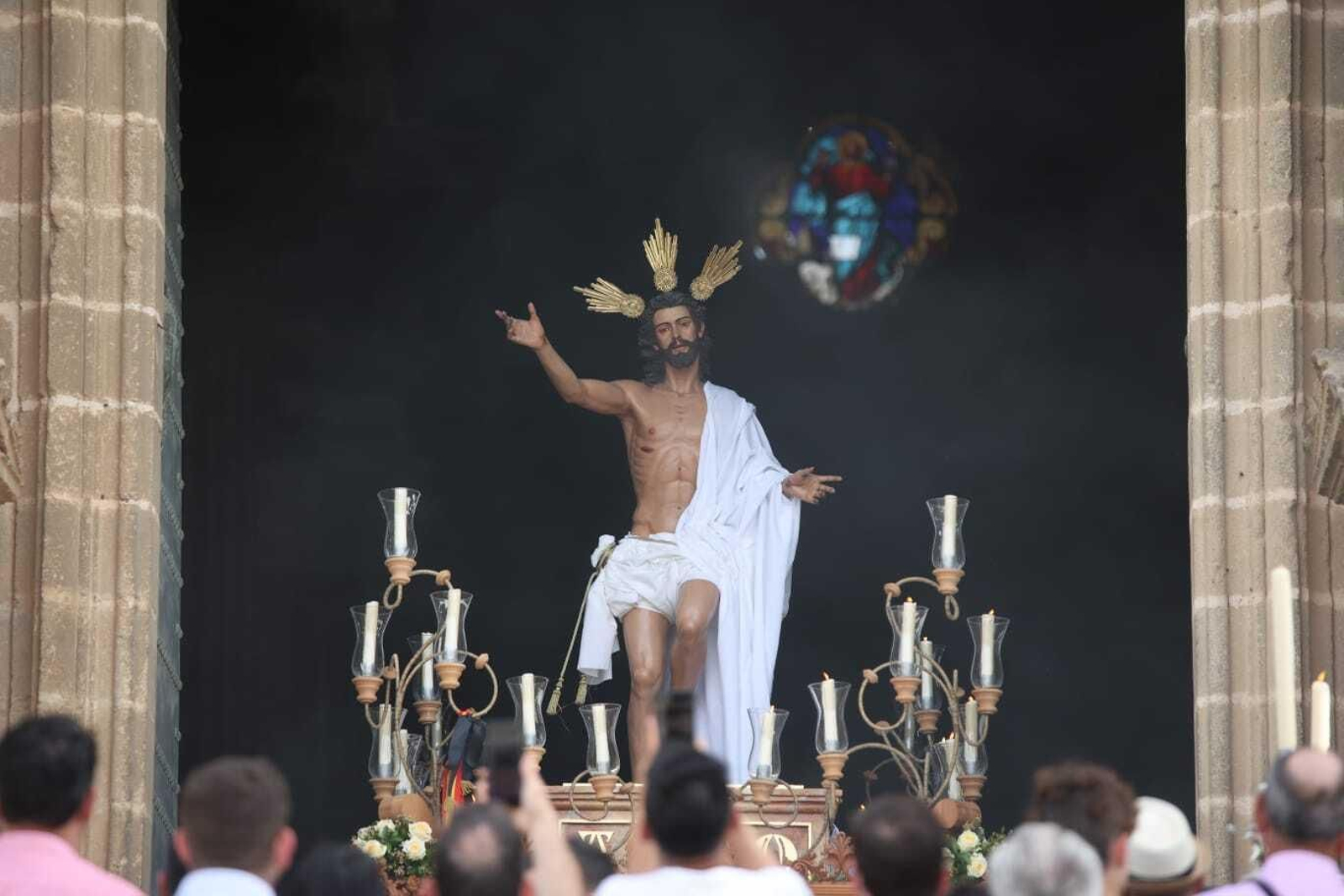 Las imágenes de la salida procesional de la hermandad del Resucitado.