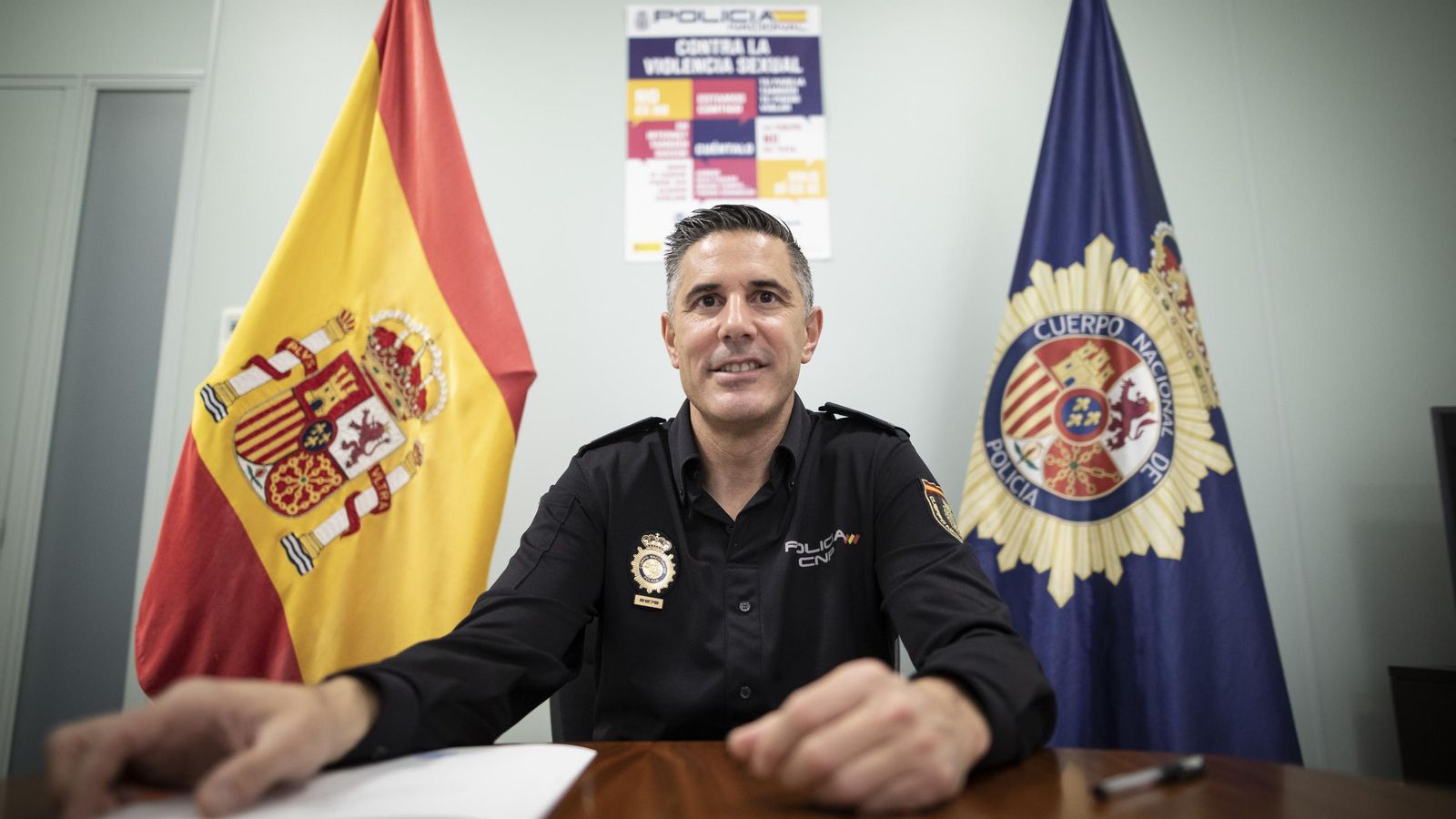 El inspector jefe de la UFAM en Granada, Miguel Nestares, durante la entrevista.