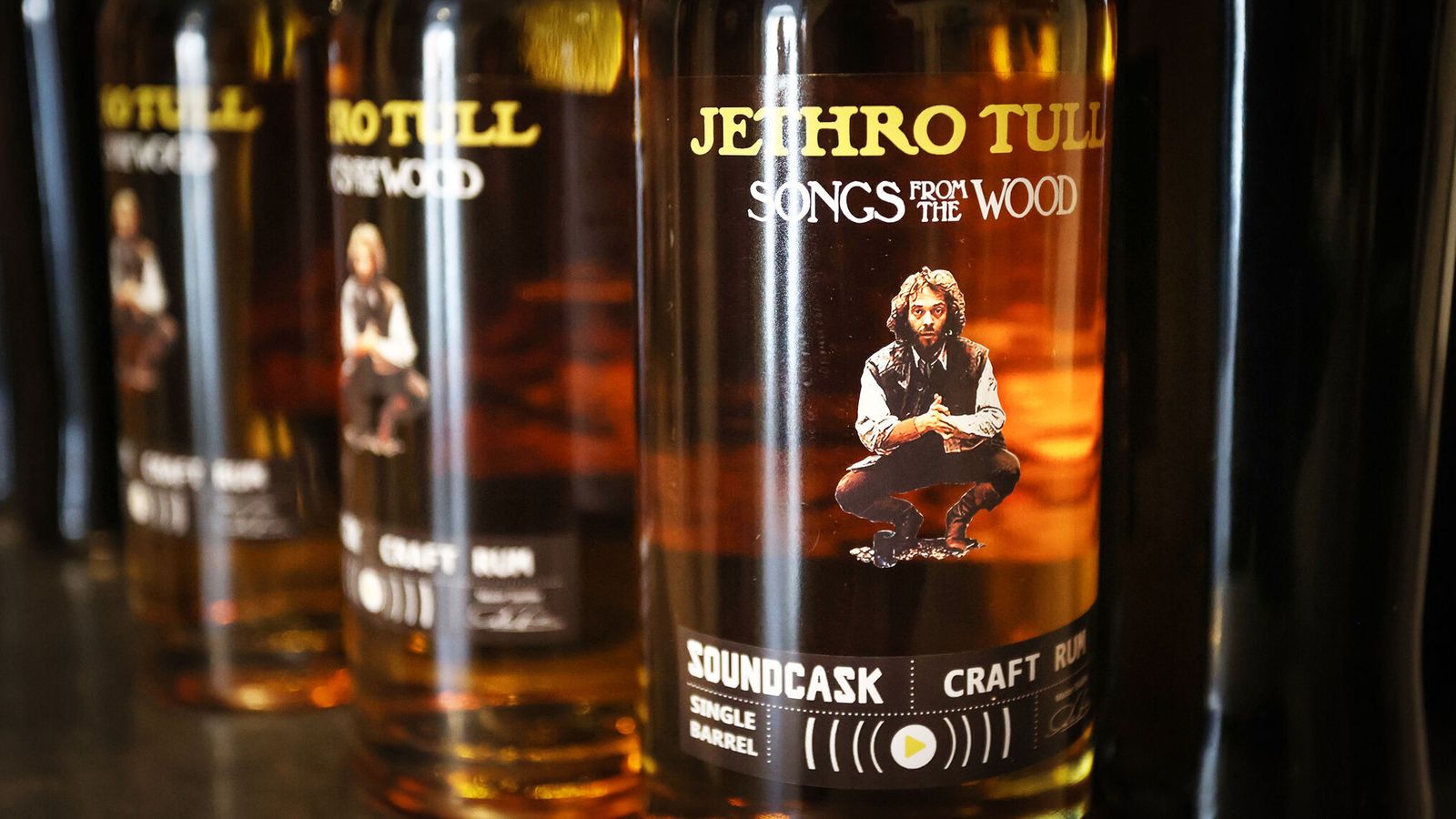 Detalle del ron de la nueva colección con la imagen de Ian Anderson.