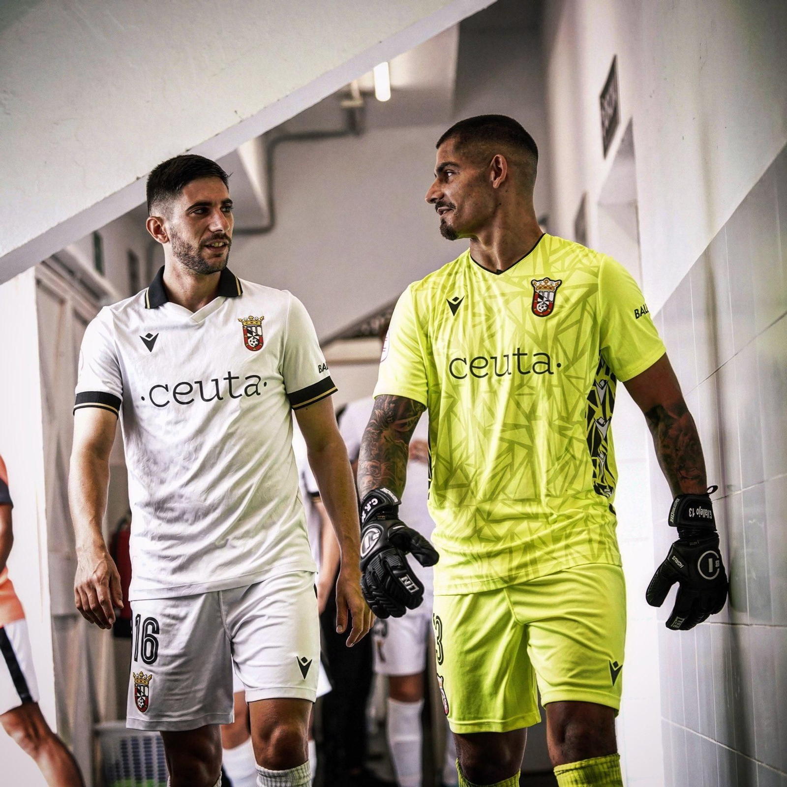 El portero exalbirrojo Guille Vallejo (d).