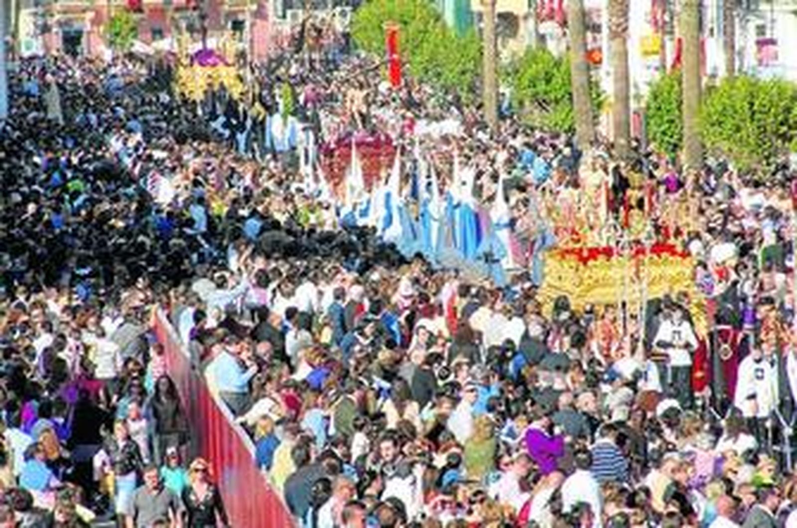 Multitud de personas que asistieron el pasado sábado a la procesión Magna.