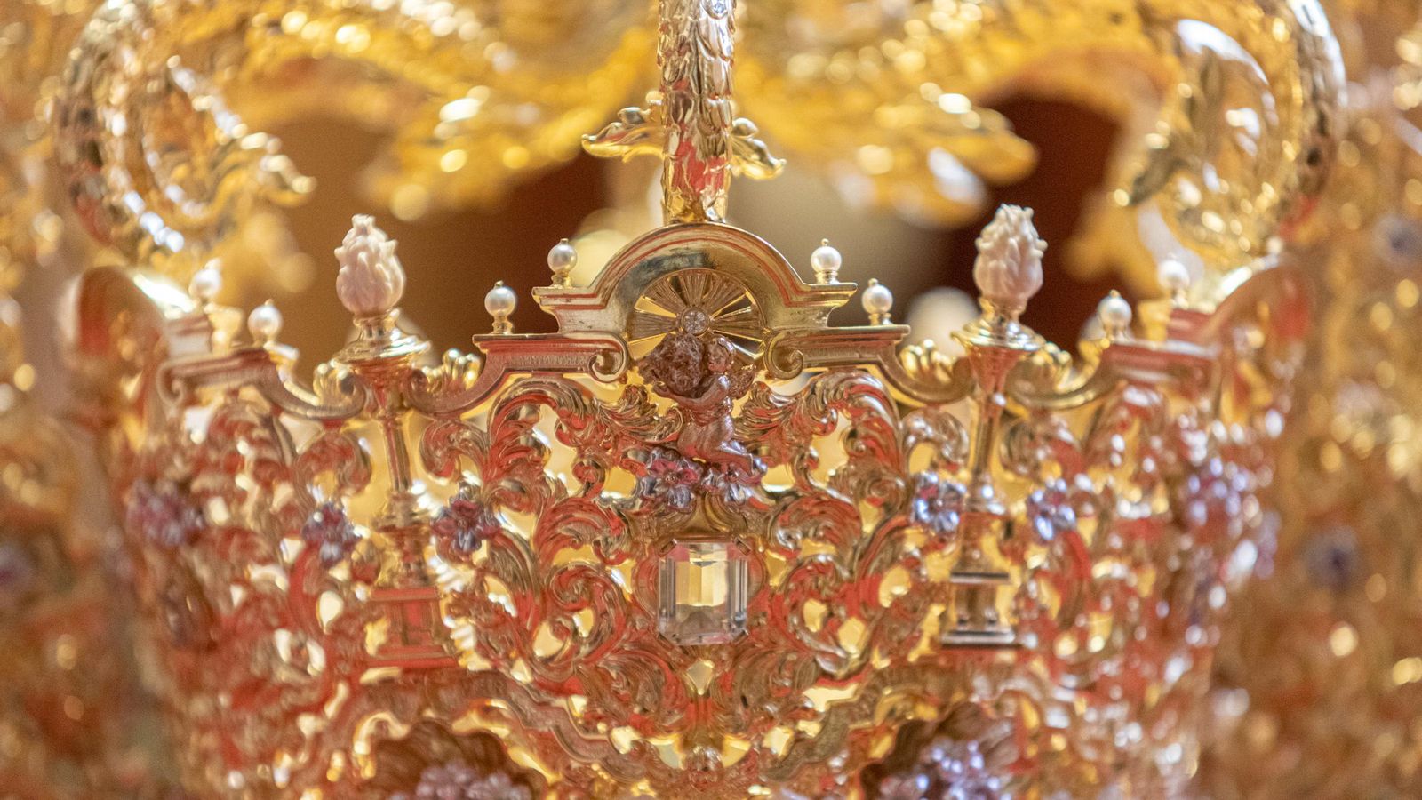 Detalle del ángel que porta en sus manos un trozo de piedra ostionera.